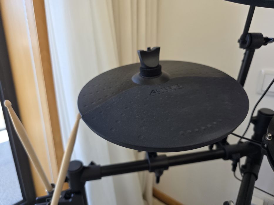 Bateria Alesis Nitro Max