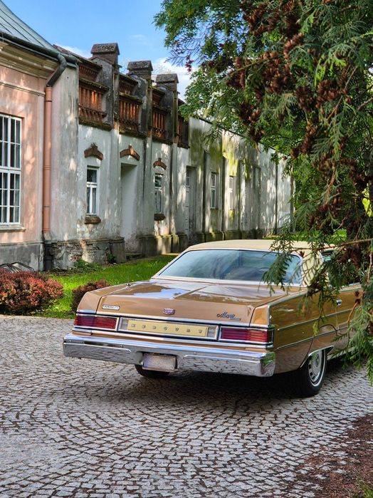 Piękny klasyczny samochód do ślubu