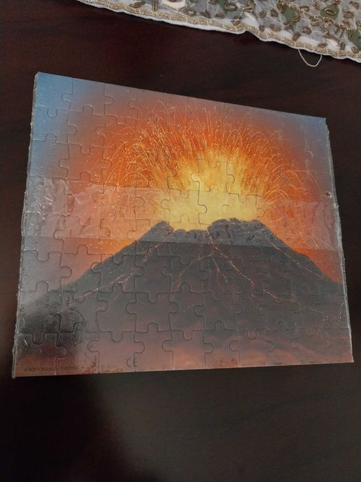 Puzzle 80 peças, Vulcão em erupção, como novo