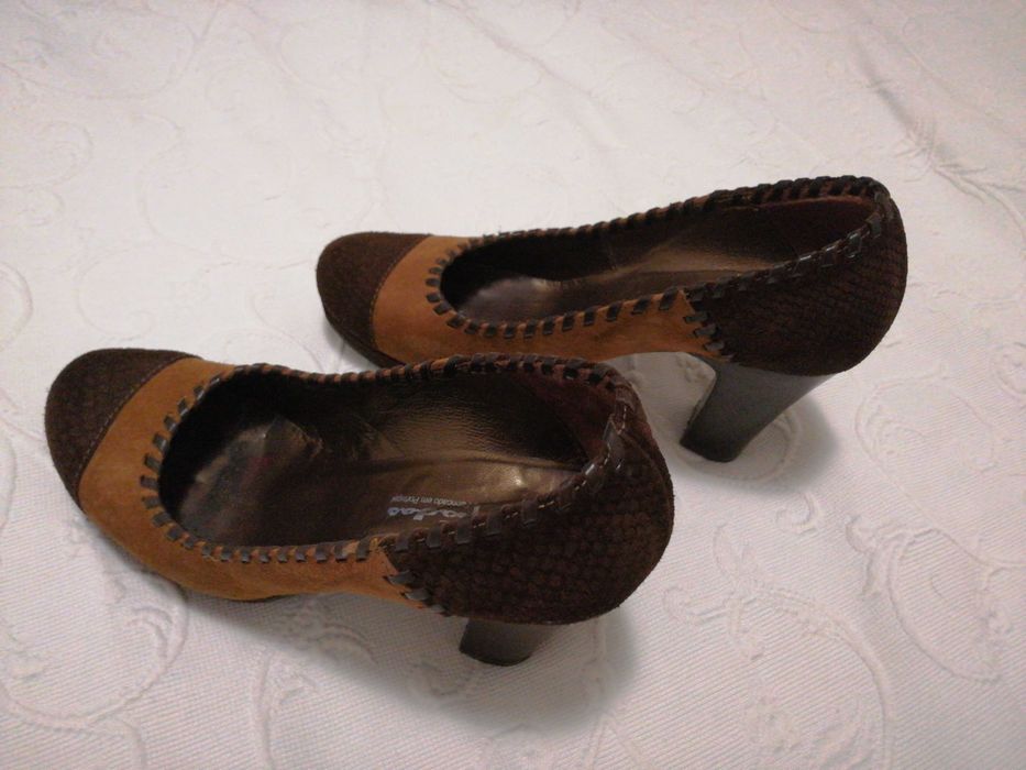 Sapatos camurça castanhos e bejes