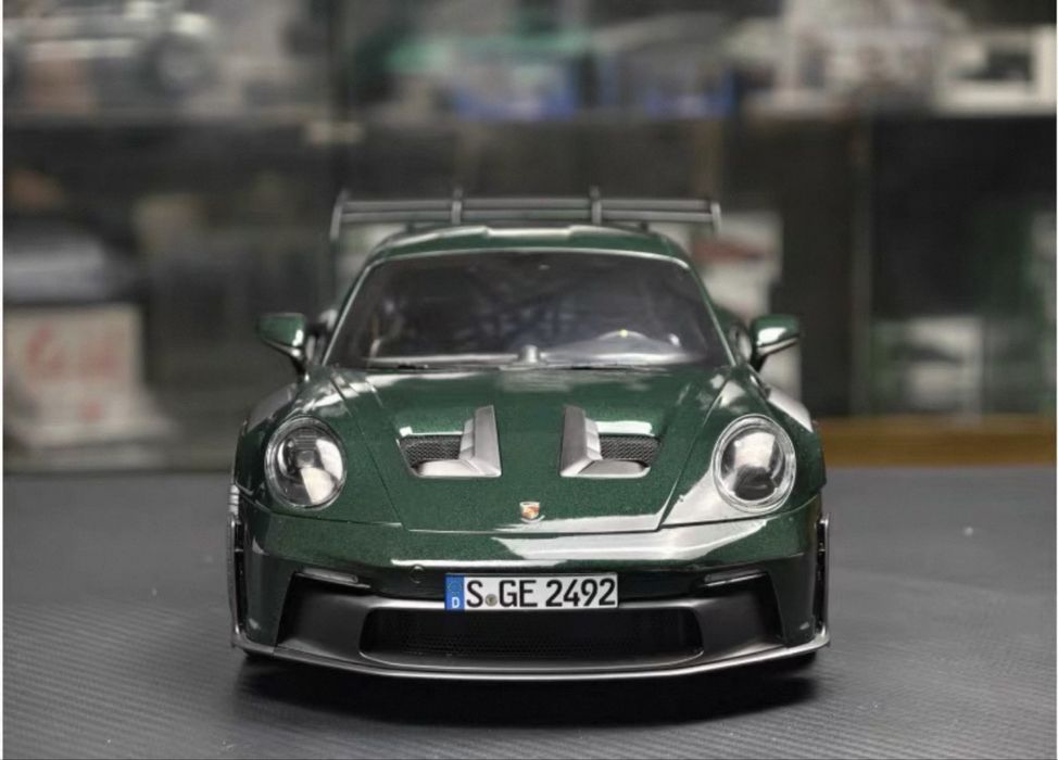 Продам коллекционную модель Porsche 911 GT3RS 1:12