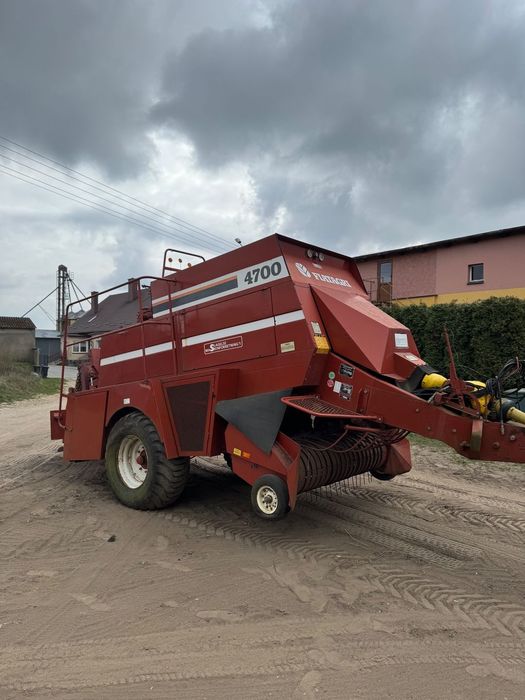 Fiat FIATAGRI 4700  Prasa kostkująca FIATAGRI 4700 – sprawna, gotowa do pracy