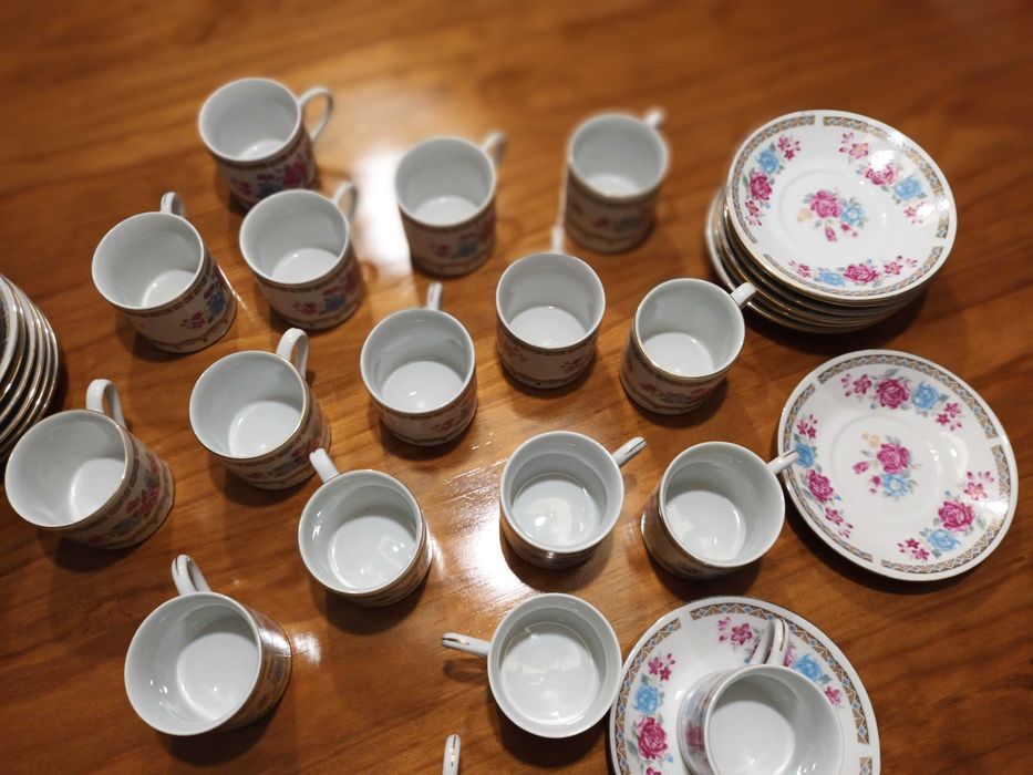 18 Chávenas e pratos de café