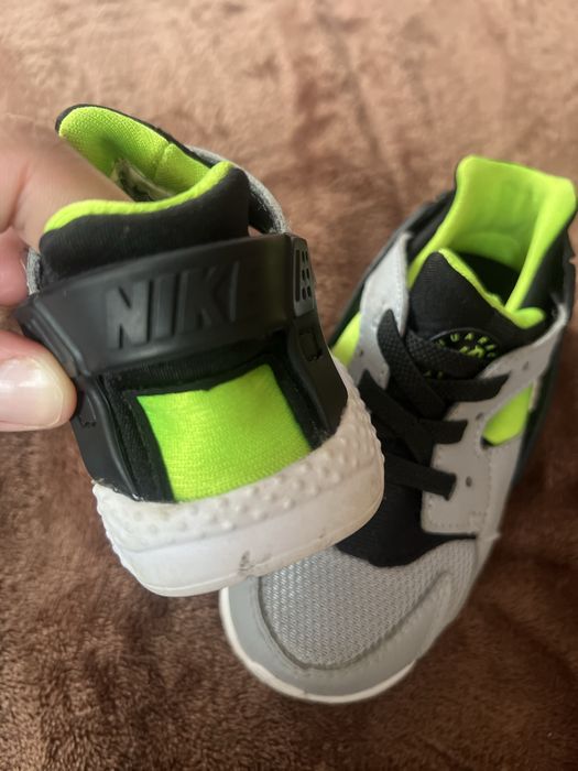 Фірмові кросівки