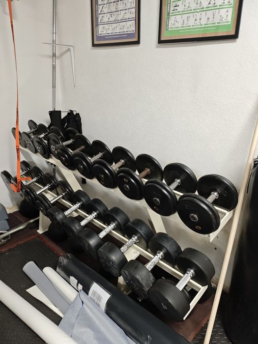 Ginásio, várias máquinas de musculação
