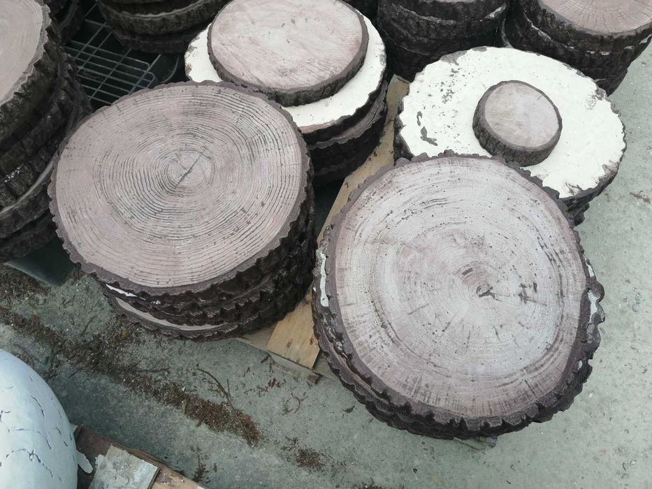 Płyty betonowe, płytki imitujące plastry drewna, krążki drewniane