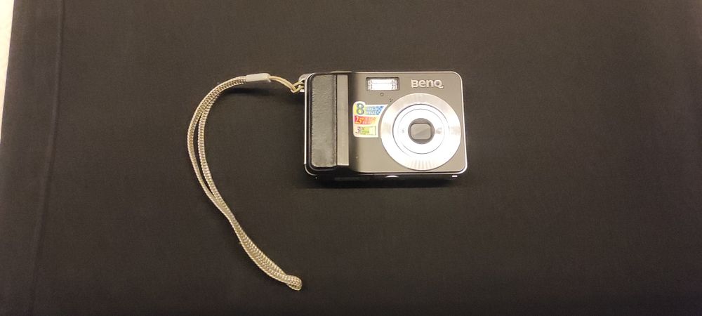 Máquina fotográfica digital Benq 8mp. Com cartão SD e cabos