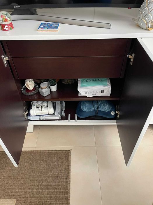 Aparador Sala, madeira boa e pesada.