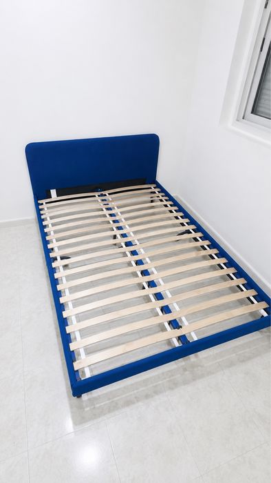 Cama de casal azul