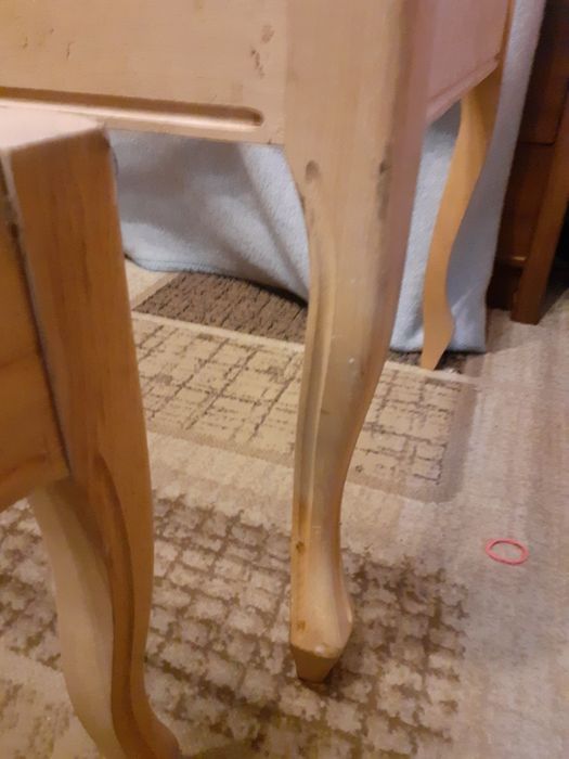 Столик з пуфіками