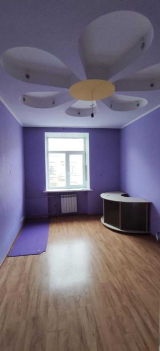 продам 2 к. квартиру "сталінку "  в центрі біля метро