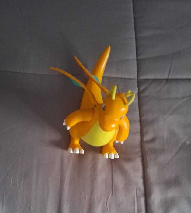 Peluches, bonecos, luvas de boxe e um búzio gigante