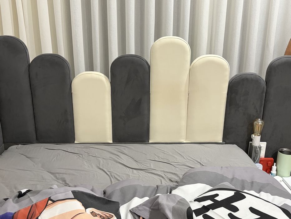 Cabeceira de cama forrada em pele