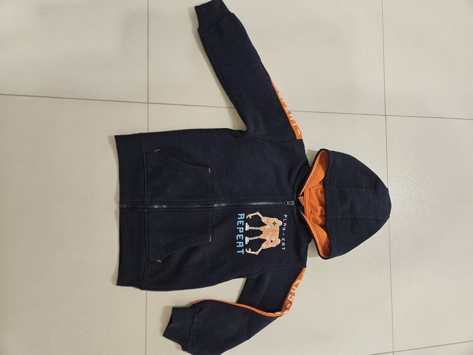 Bluza  chlopieca rozmiar 116 rozpinana  kaptur
