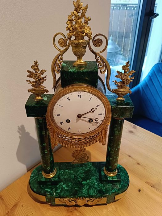 Zegar kominkowy. Empire. Malachit oraz brąz złocony.  XIX wiek.