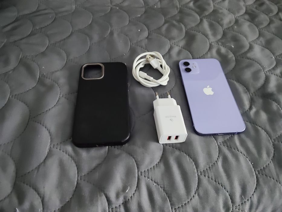 Vendo iPhone 12 roxo de 128gb com carregador e cabo