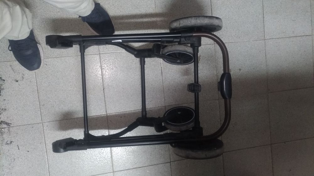 Vendo Carrinho de bebé de Passeio