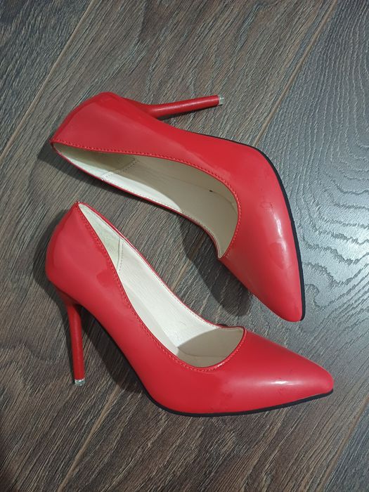 Червоні човники туфлі