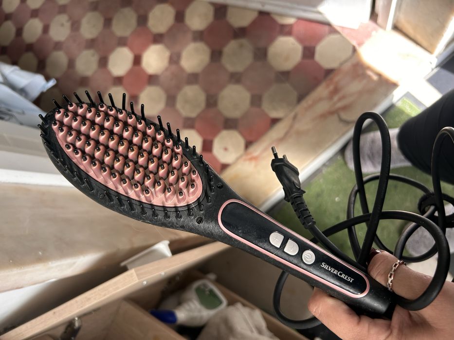 Escova de esticar e dois secadores