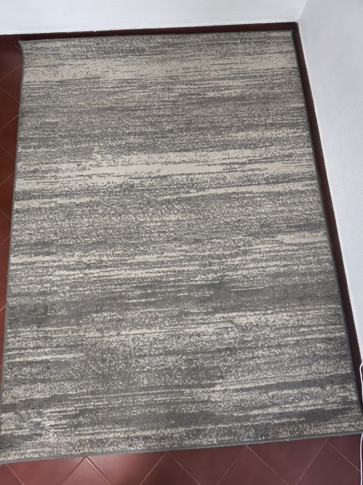 Tapete da sala cinzento