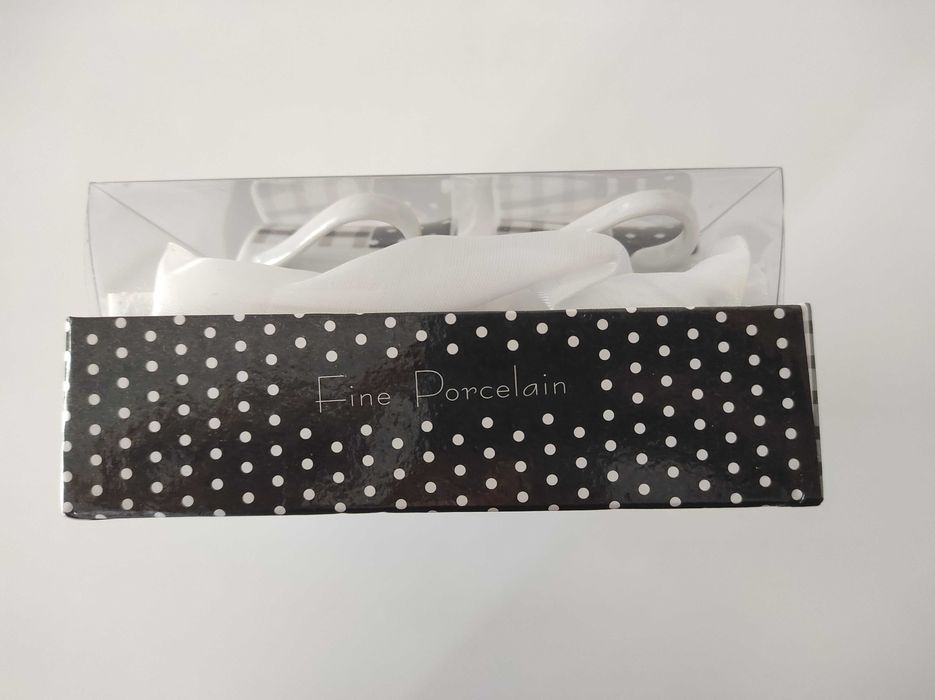 4 Chávenas de Café com Pires (porcelana fina)