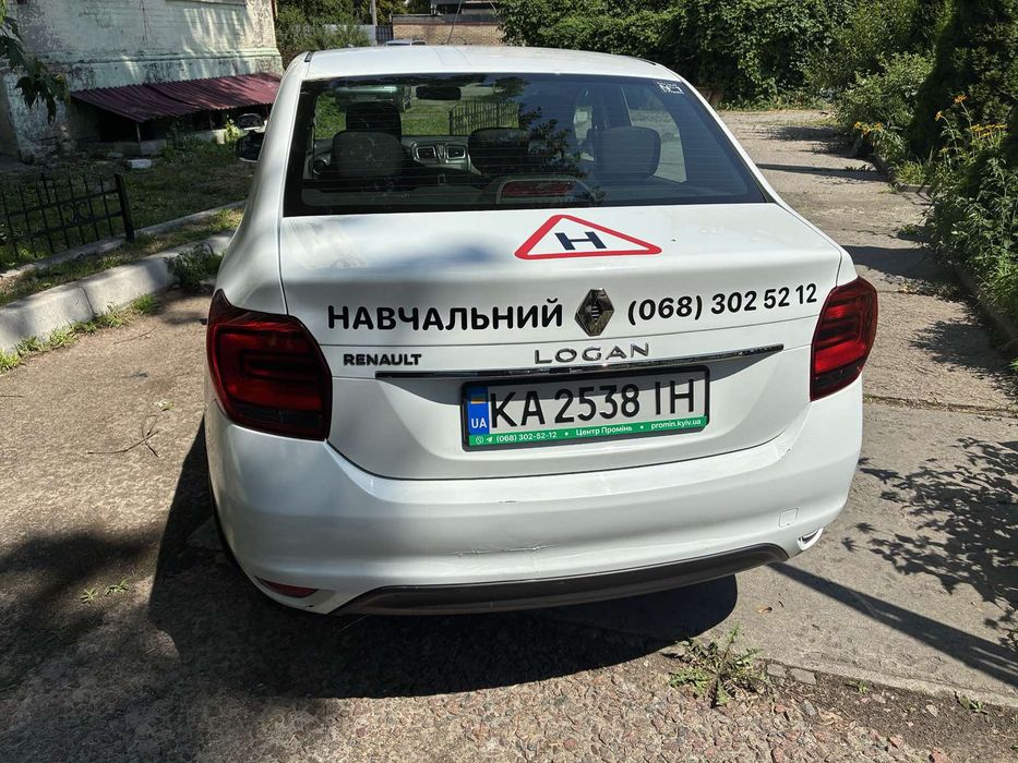 Автомобіль спеціалізований легковий седан учбовий