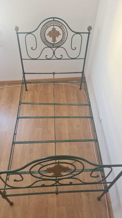 Cama de Ferro Trabalhada 170x37,5 cm - Como Nova
