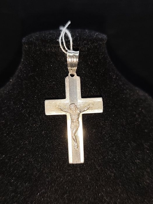 Przywieszka srebrna w kształcie krzyżyka z jezusem