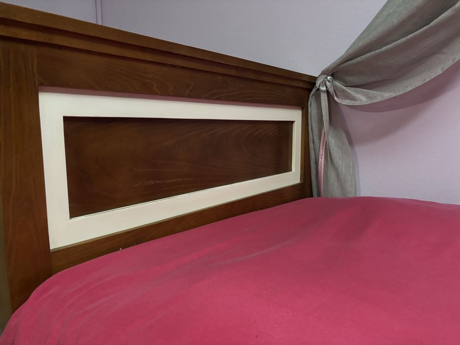 Conjunto de armário, cama e mesa de cabeceira de madeira à medida