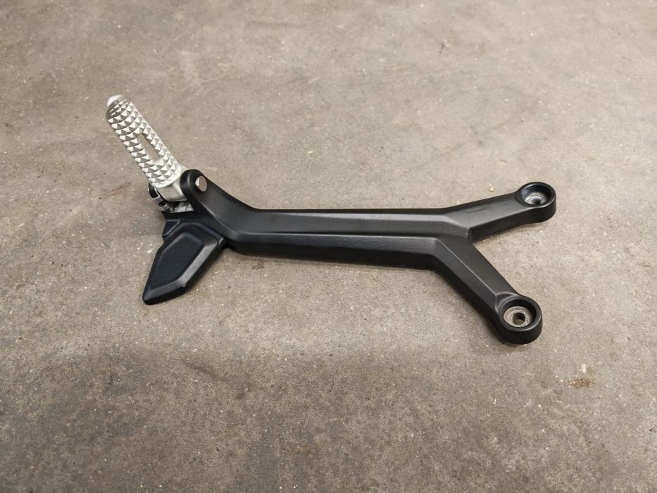 Triumph Trident 660 set podnóżek pasażera prawy lewy części