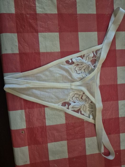 Białe stringi Triumph 40 nowe bez metek