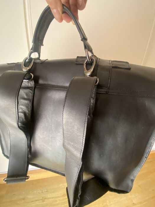 Mochila em pele preta