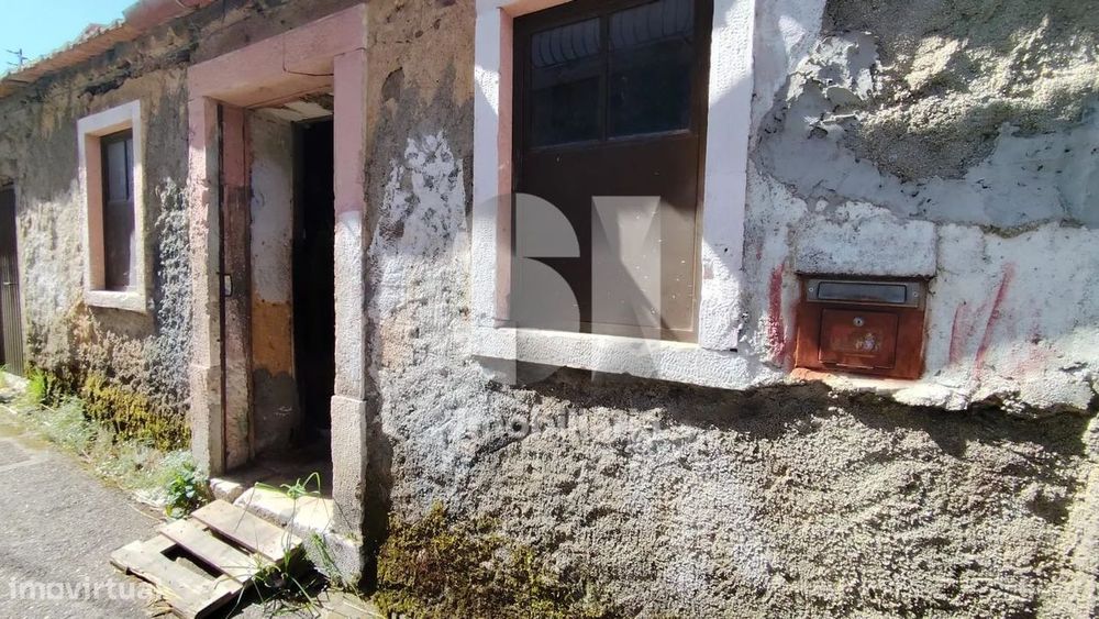 Ruína tradicional em pedra com potencial para reconstrução