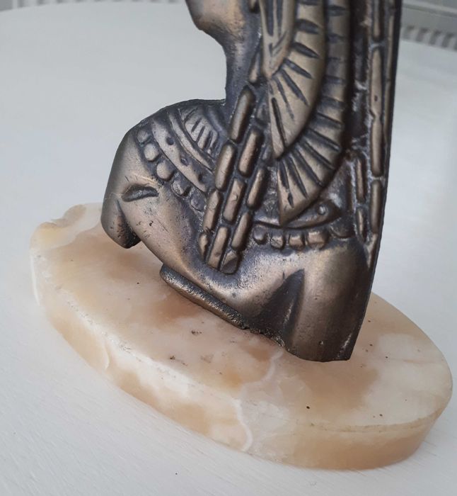 popiersie  egipcjanka - kapłanka HATHOR na postumencie z ONYKSU