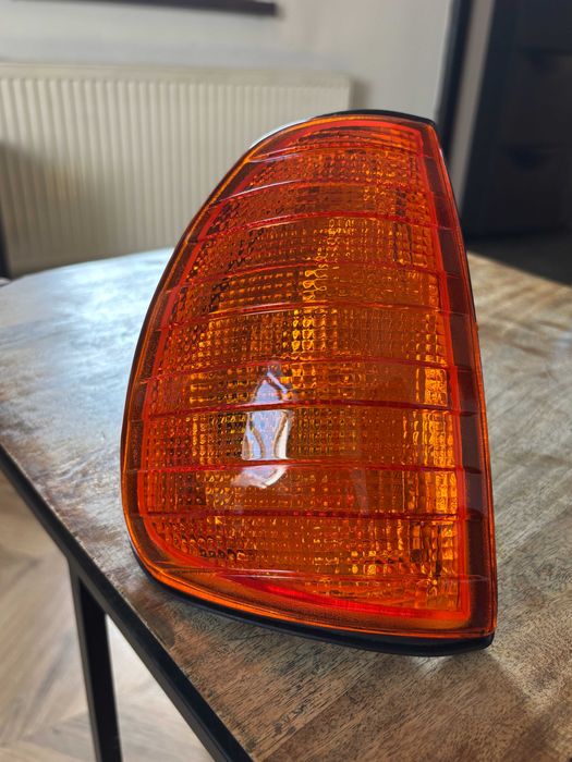 Kierunkowskaz prawy przód Mercedes W123