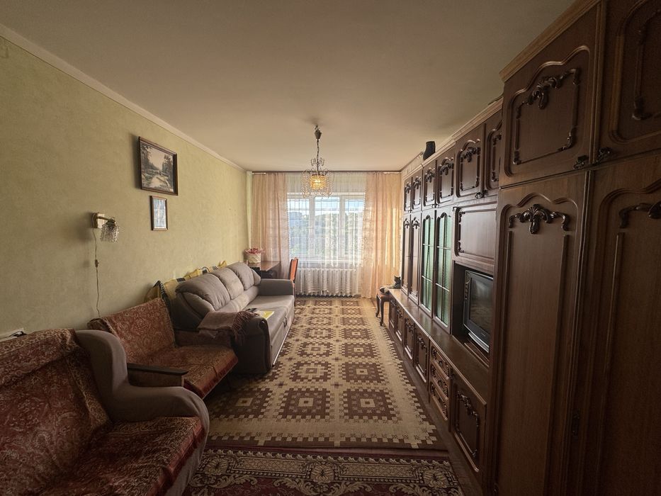 Продаж 3 кімнатна квартира вул. Миколайчука , ремонт, чешка, ближній центр.