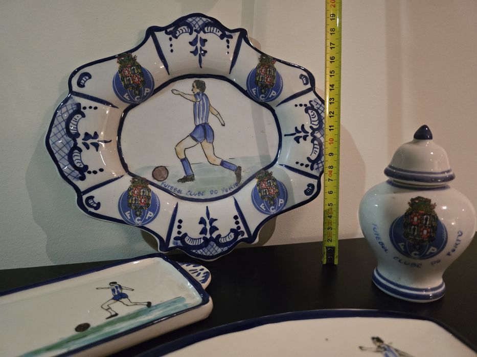 Artigos em cerâmica alusivos ao FCPorto pintados à mão. 
Preço para o