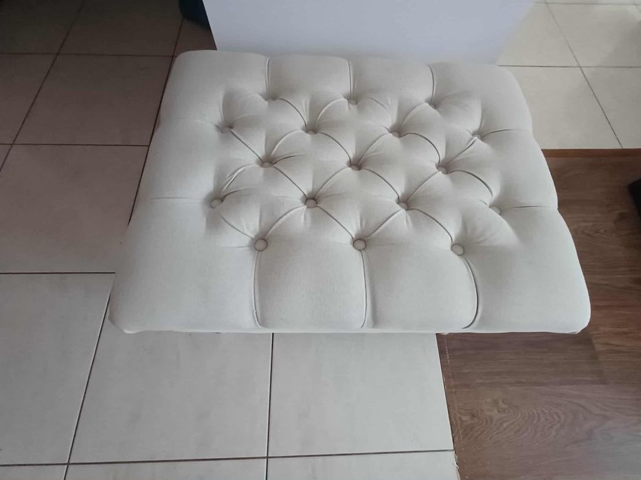 Stylowa kremowa pufa