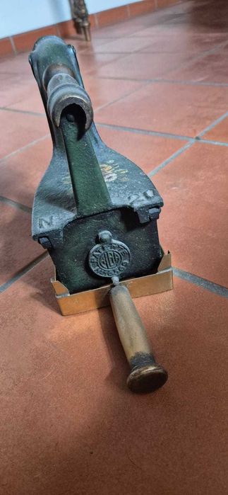 Ferro de Engomar Antigo - Peça de Coleção Vintage