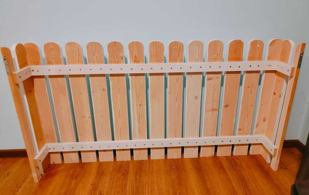 Drewniany płotek osłona na grzejnik