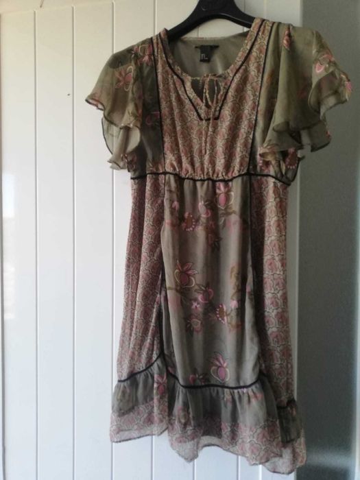 Vestido de manga curta com detalhes nas mangas