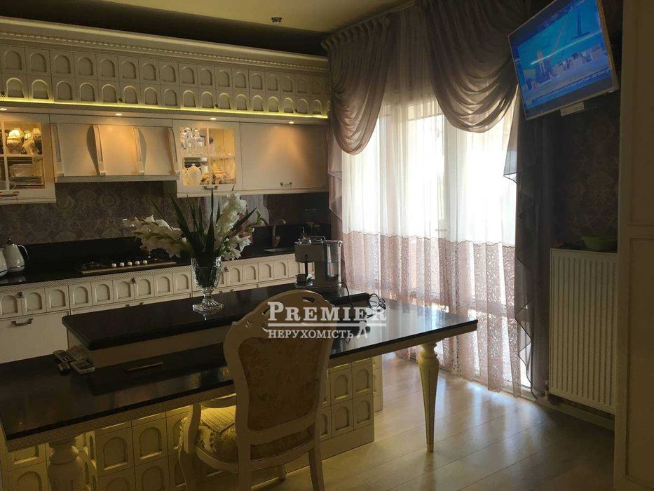 Двухэтажный дом с ремонтом и видом моря в Совньоне