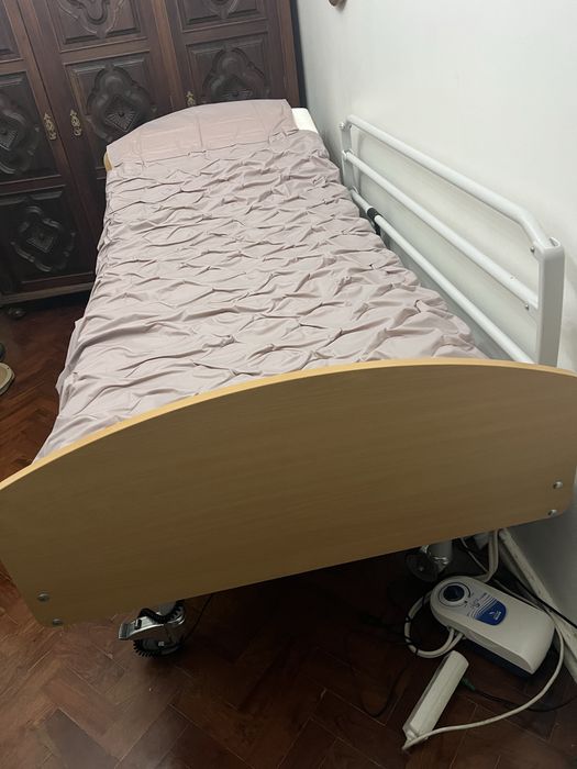 Cama articulada com comando