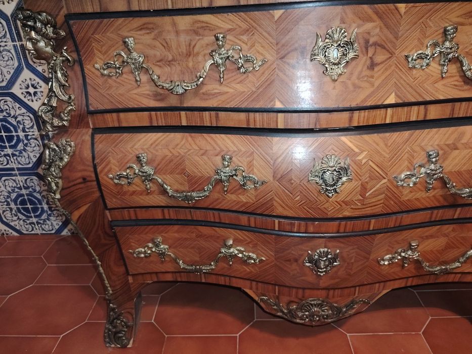 Cómoda Estilo Luis XV com Aplicações em Bronze