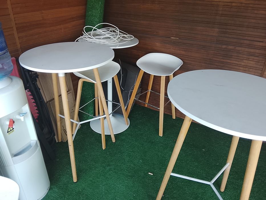1mesa alta e 2 cadeiras