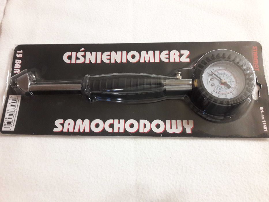 Dwustronny ciśnieniomierz do kół z wentylem samochodowym.