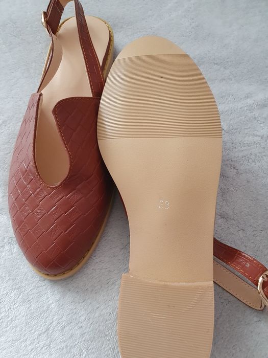 Nowe Buty bez pięty z wycięciem