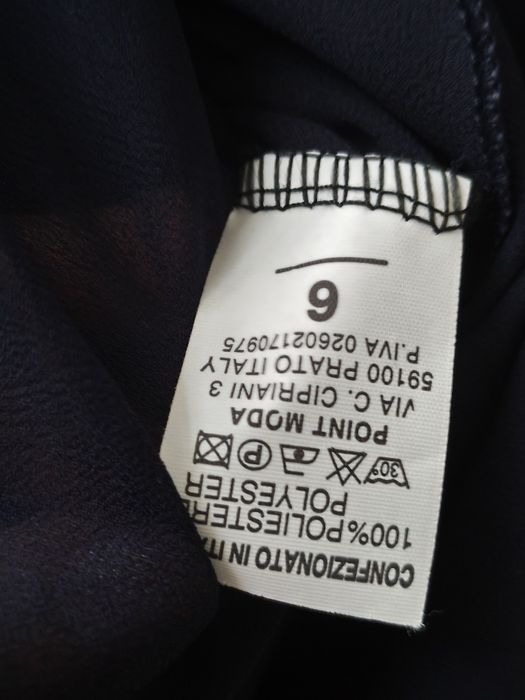 bluzka na guziki , przód i rękawy z falbanami
