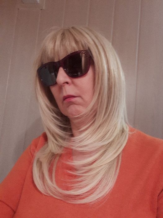 Peruka blond z jaśniejszymi pasemkami