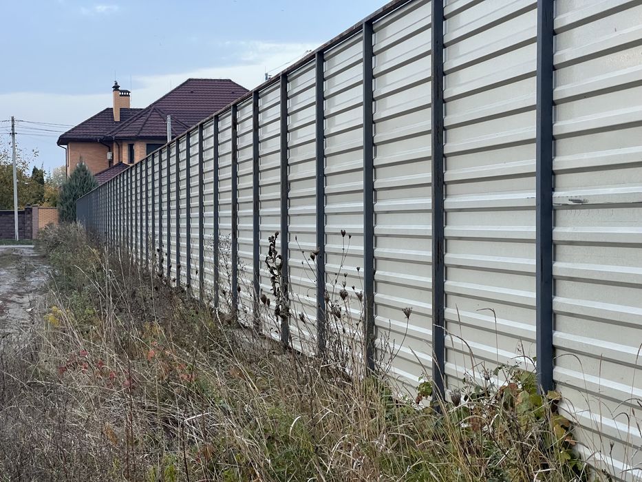 По земел уч 23сот в самом селе Погребы возле самого города Киева